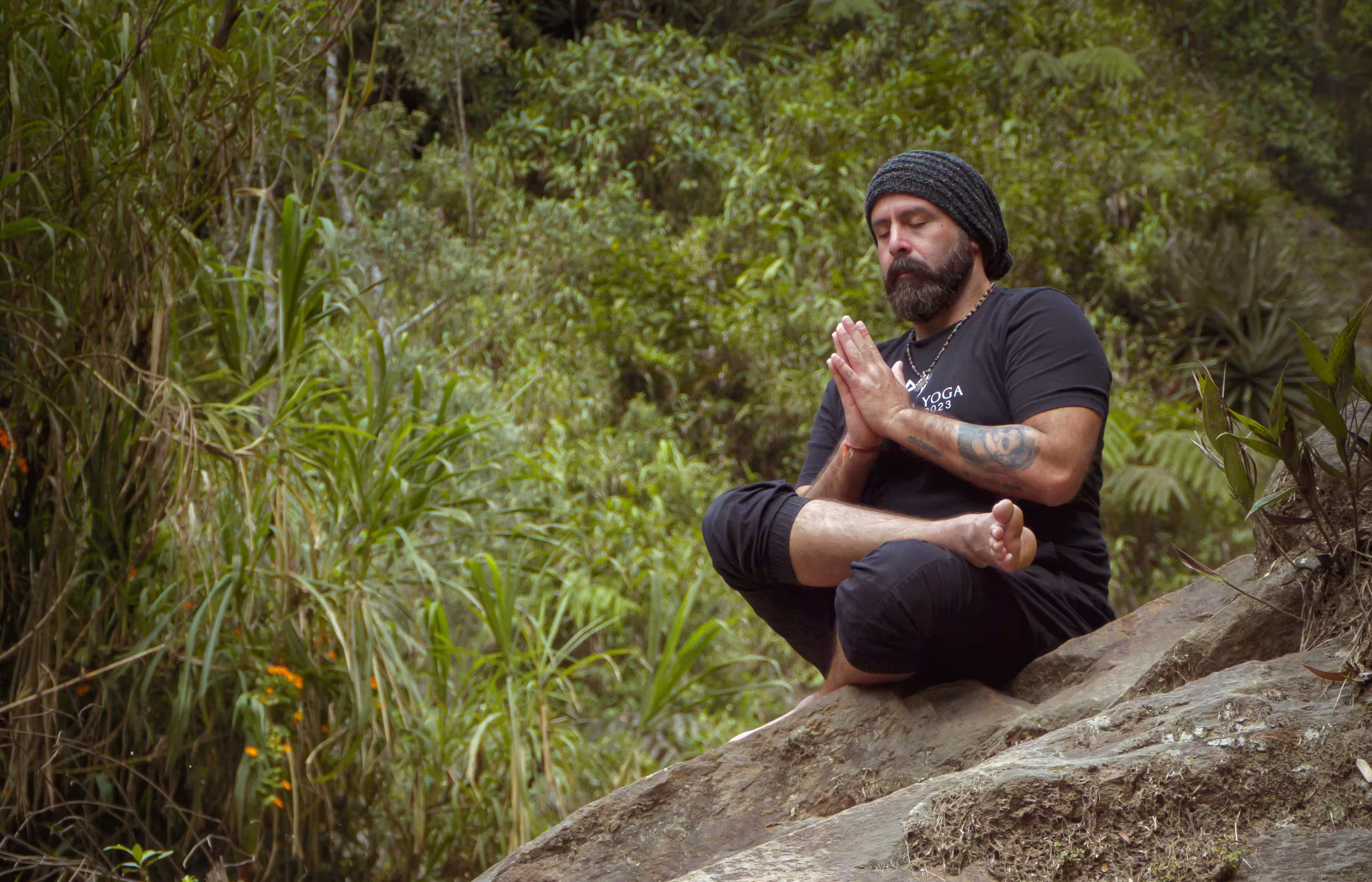 Gustavo Plaza enseñando yoga