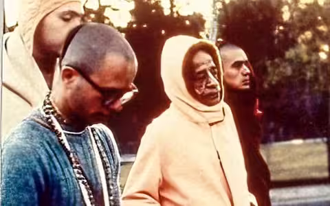 Srila Bhaktikavi Atulananda Acharya Swami dejó su forma física