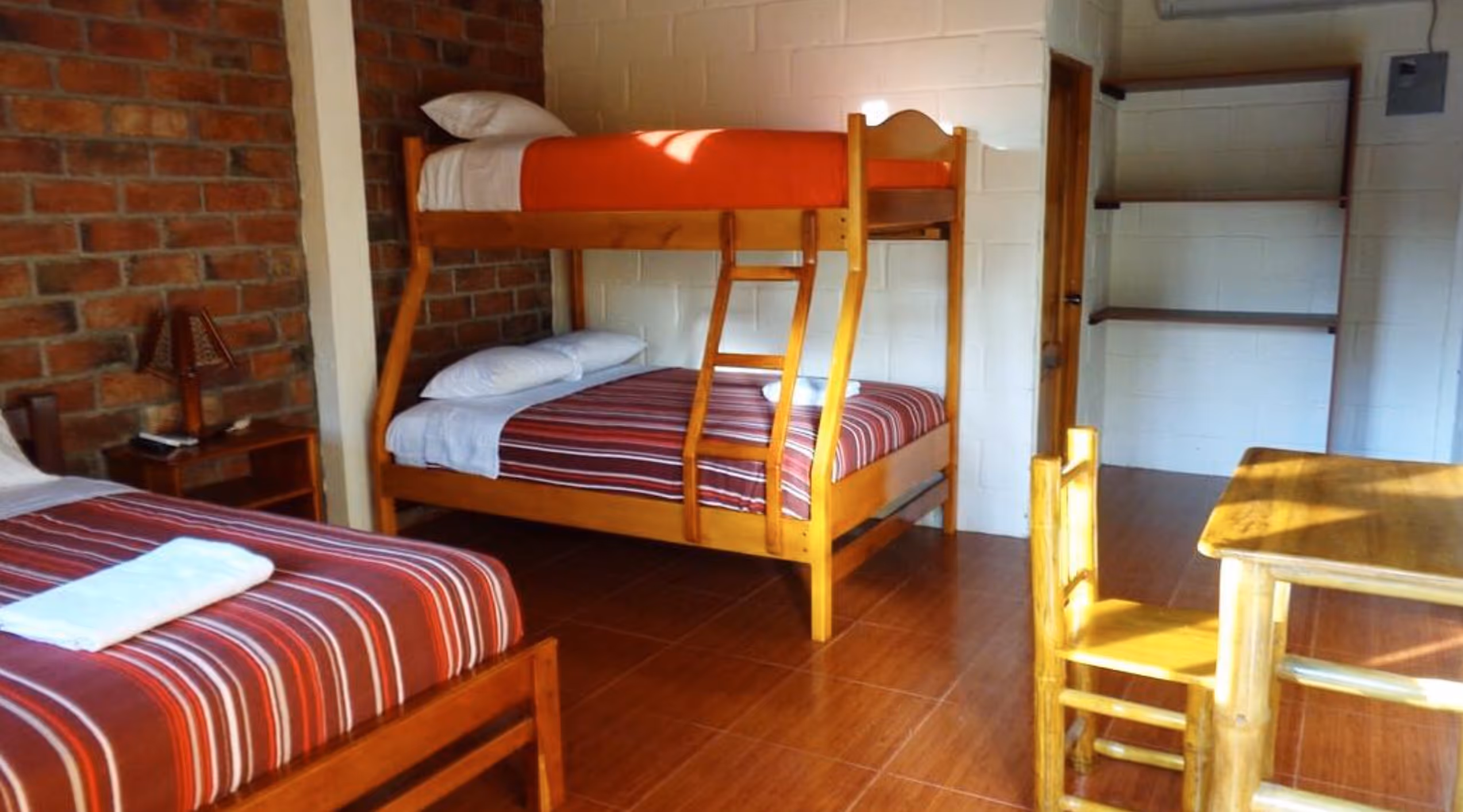 Habitación compartida con literas y camas individuales en la Hostería Arandú